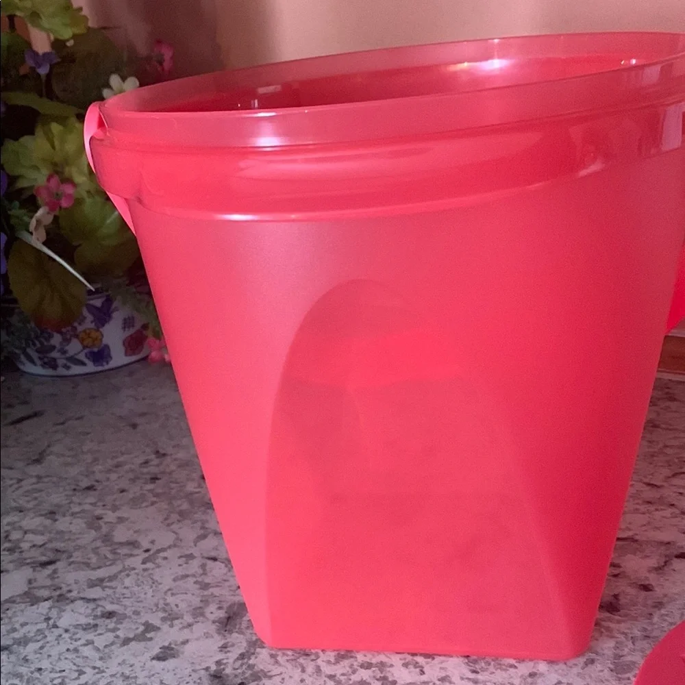 NWT TUPPERWARE 5 LITERS  bucket with lid and handle